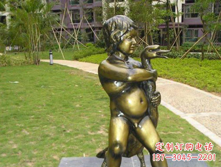 常州新颖童真男孩城市玻璃钢仿铜景观雕塑