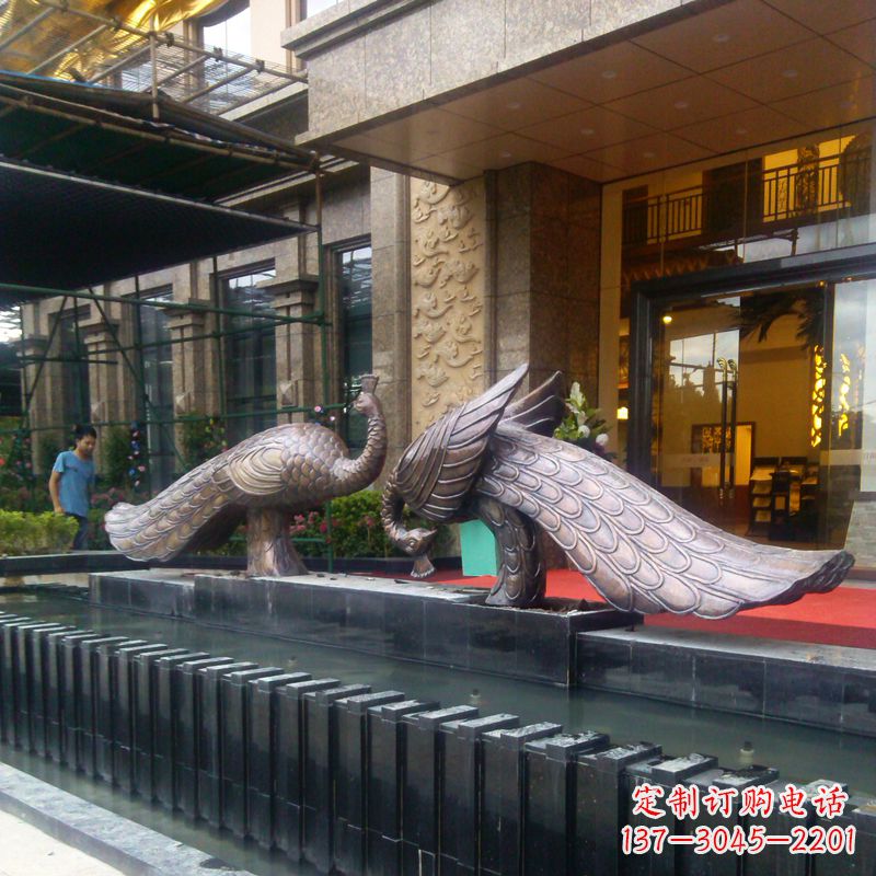 常州宾馆门口铜雕孔雀