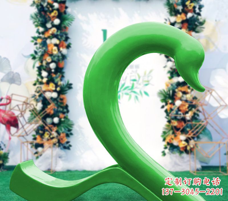 常州新颖抢眼的玻璃钢爱心天鹅雕塑