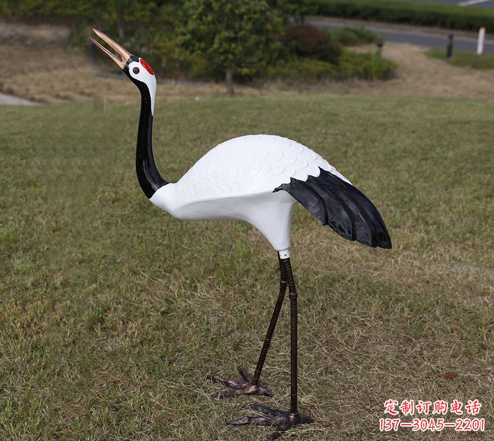 常州玻璃钢雕塑仙鹤——灵动飞翔的艺术之美