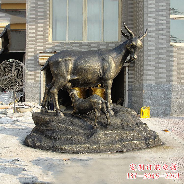 常州玻璃钢仿铜羔羊跪乳景观动物雕塑