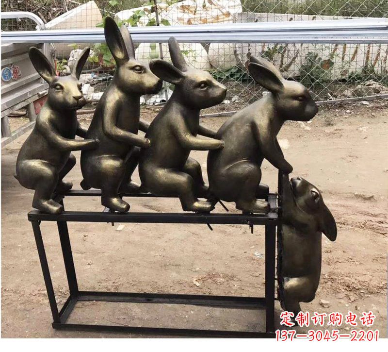 常州玻璃钢兔子雕塑仿铜玩耍的兔子
