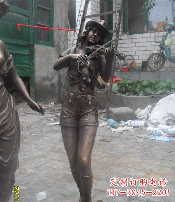 常州玻璃钢美女演奏仿铜人物雕塑