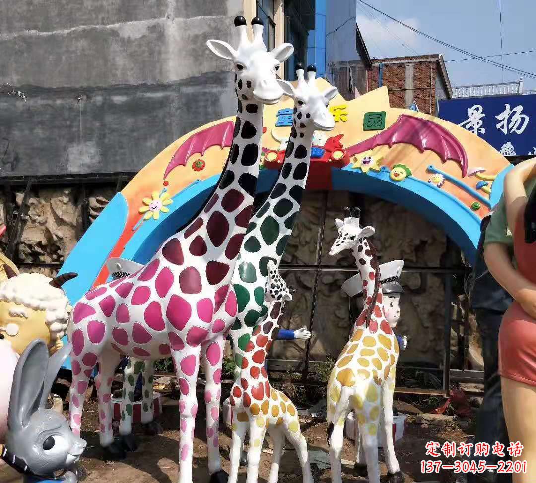 常州玻璃钢材质的长颈鹿雕塑——点缀公园景观