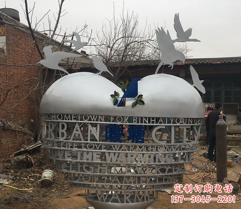 常州不锈钢爱心字母雕塑——象征着爱的礼物
