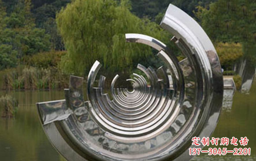 常州不锈钢半圆字母景观雕塑——美化环境的艺术
