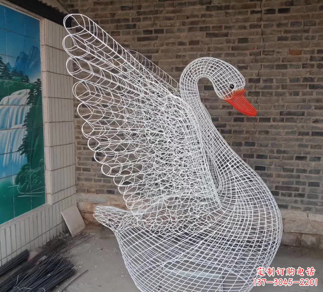 常州不锈钢制天鹅雕塑象征着和谐与美好