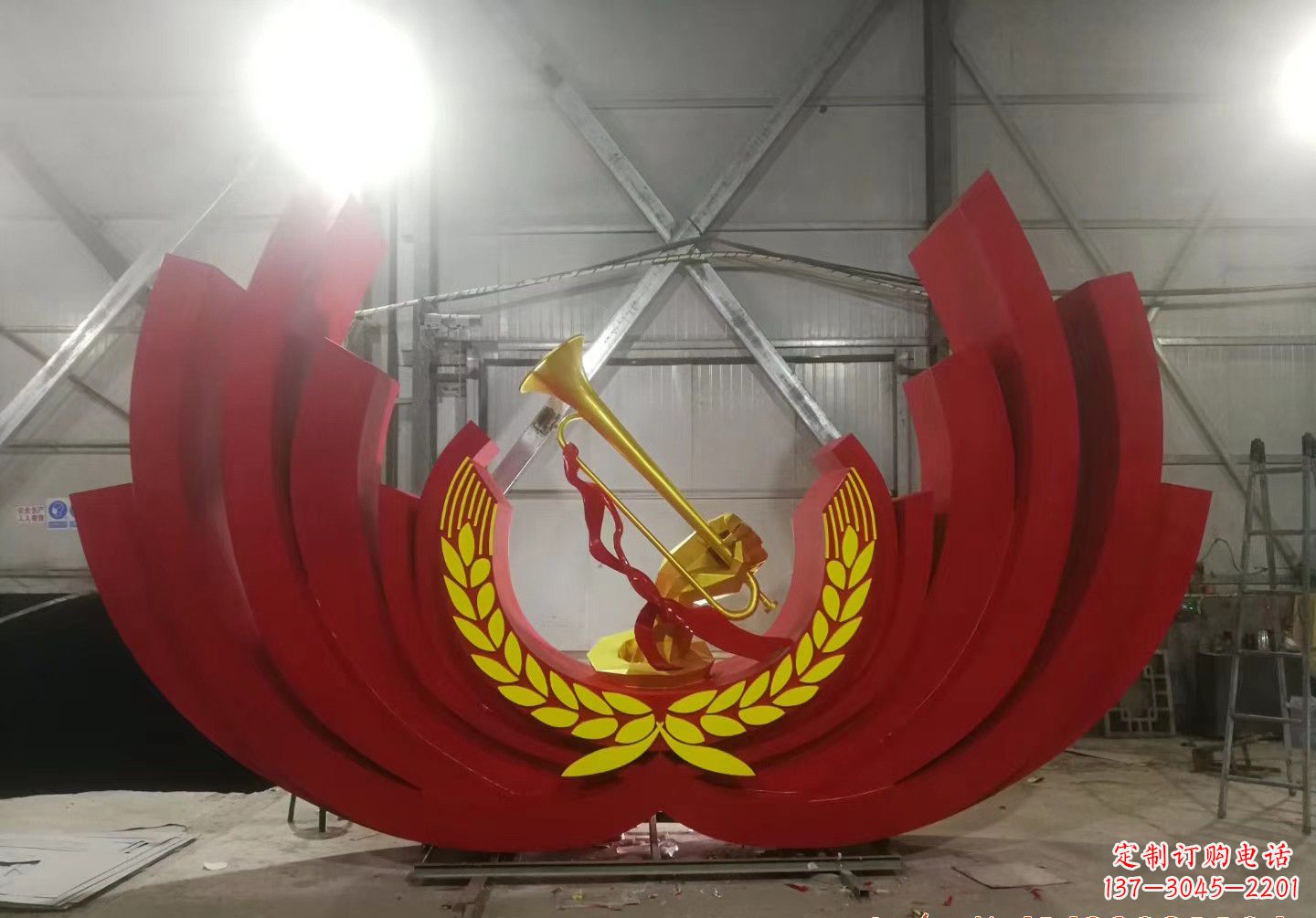 常州不锈钢冲锋号雕塑缅怀英雄,祝福未来