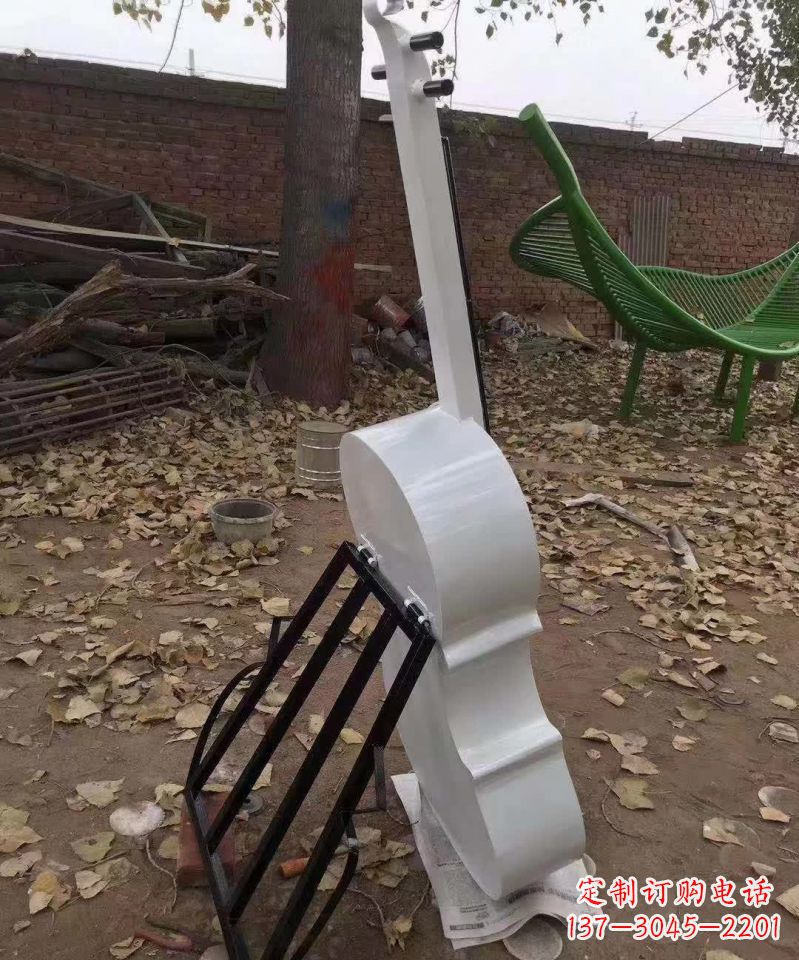 常州不锈钢大提琴雕塑——古典音乐的艺术表现