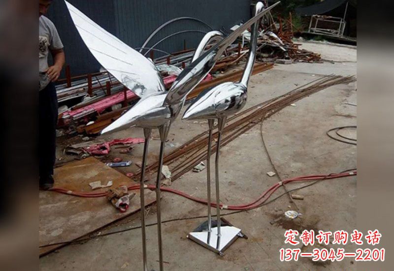 常州不锈钢仙鹤雕塑象征着美丽与和谐