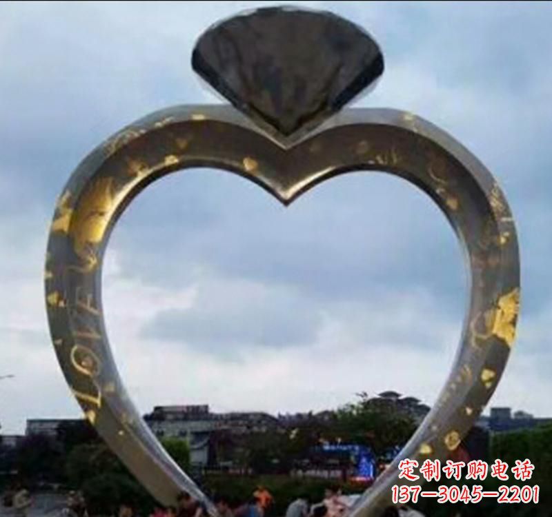 常州不锈钢创意戒指雕塑拥有独一无二的外观