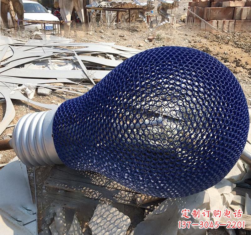 常州不锈钢灯泡雕塑灯光下的美丽之美