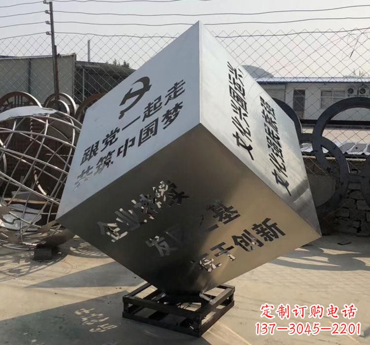 常州不锈钢灯饰魔方雕塑——精妙艺术