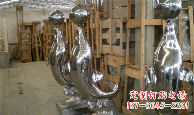 常州不锈钢顶球海豚雕塑融合精美艺术与实用功能