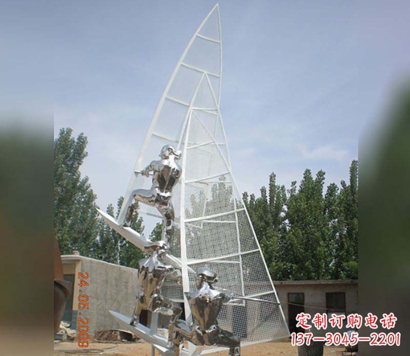 常州不锈钢帆船给公园带来美丽的景致