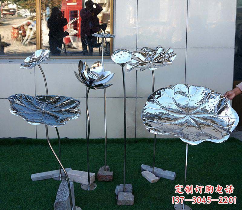 常州不锈钢雕刻荷花美化环境