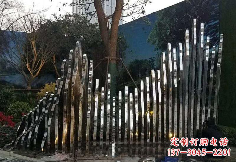 常州不锈钢公园里的假山雕塑