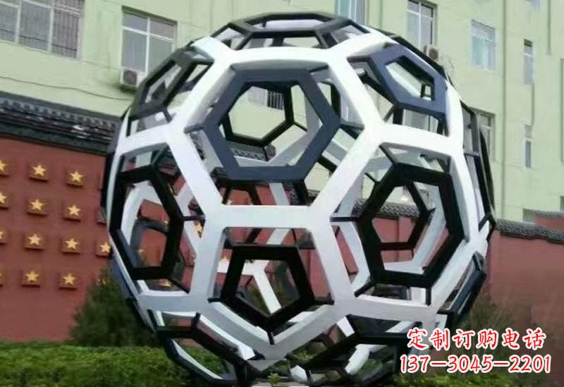 常州不锈钢公园的镂空足球雕塑