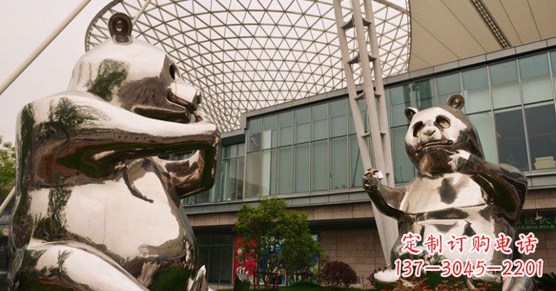常州不锈钢公园动物镜面熊猫雕塑