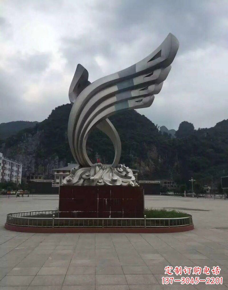 常州翅膀雕塑——环绕不锈钢广场的精美艺术品