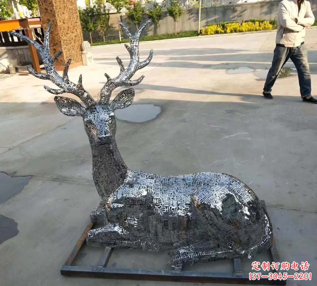 常州梅花鹿雕塑点缀不锈钢广场星空