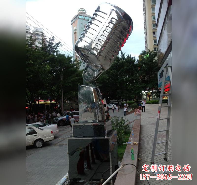 常州不锈钢话筒雕塑高贵而又精致