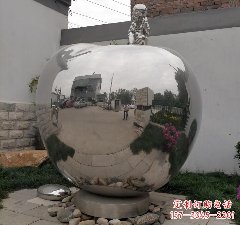 常州不锈钢金色苹果雕塑古典与现代的结合