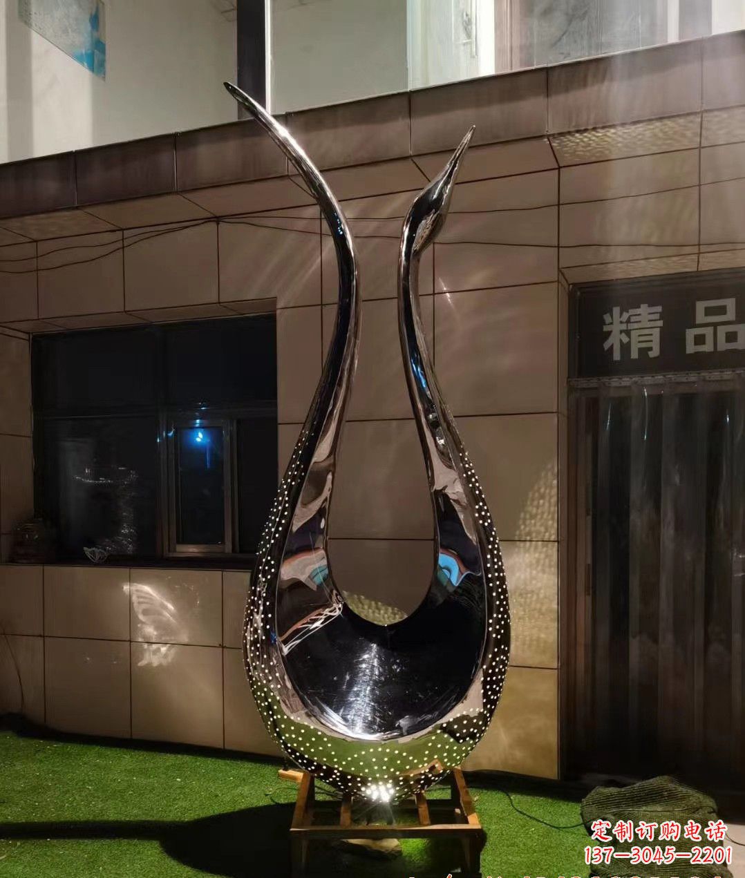 常州不锈钢镜面天鹅雕塑——象征着美丽与坚强