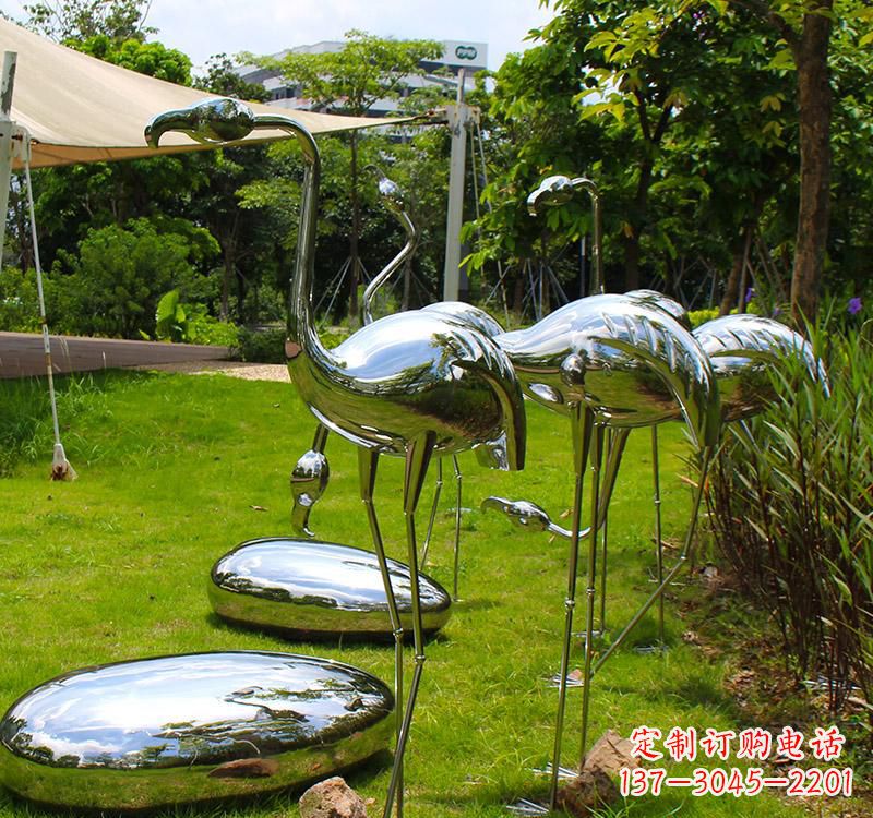 常州不锈钢镜面火烈鸟雕塑精美外形、多彩光泽