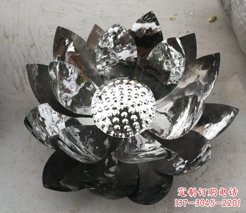 常州不锈钢镜面的荷花雕塑——彰显美丽与恬静