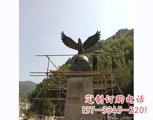 常州不锈钢老鹰踩地球雕塑