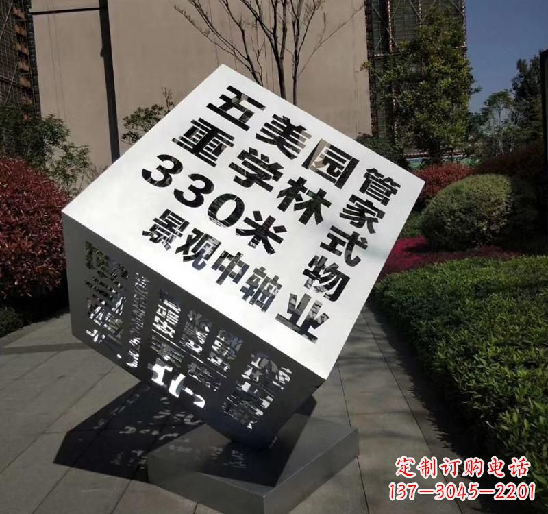 常州精致而经典不锈钢立体魔方雕塑