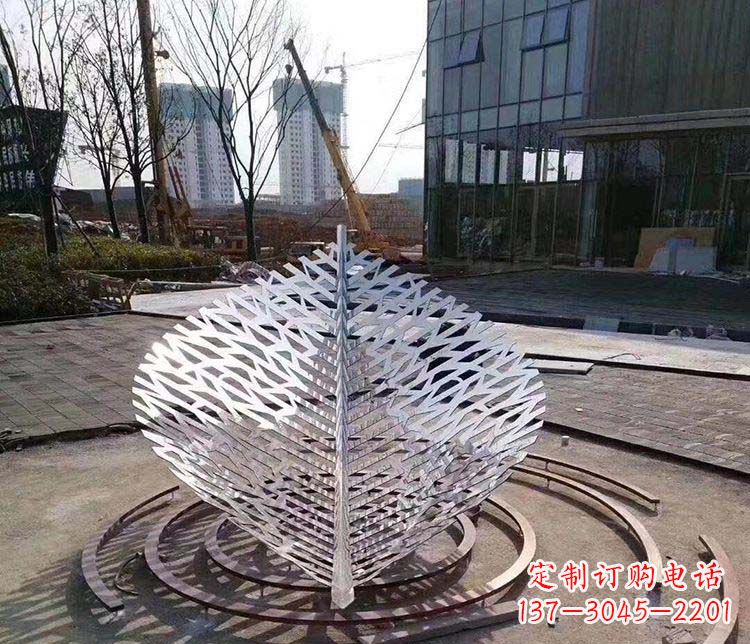 常州不锈钢镂空锻造树叶雕塑