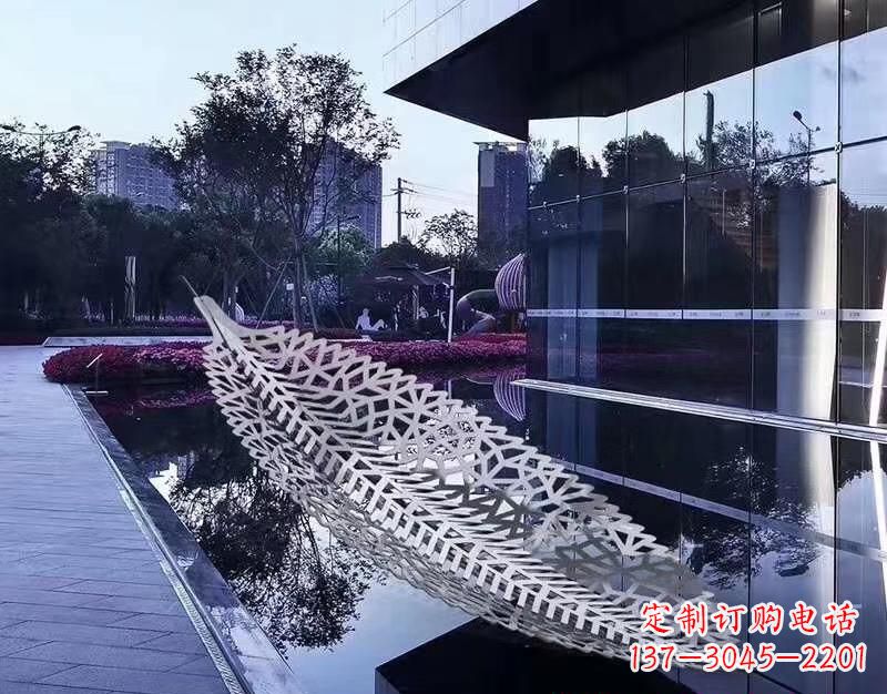 常州不锈钢镂空树叶雕塑——精致美观的艺术精品