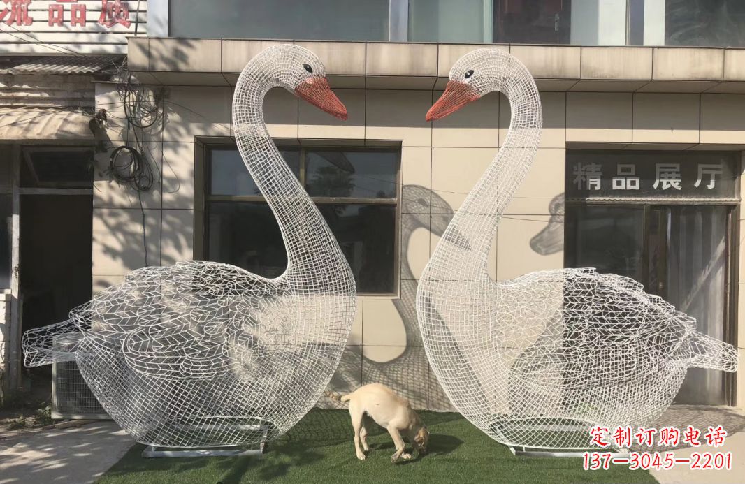 常州不锈钢镂空天鹅雕塑给室外增添美感