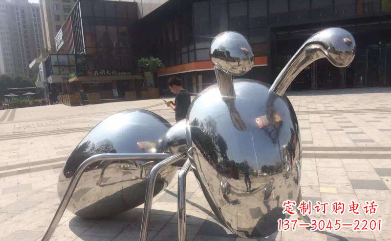 常州不锈钢蚂蚁雕塑精美而富有讽刺意味