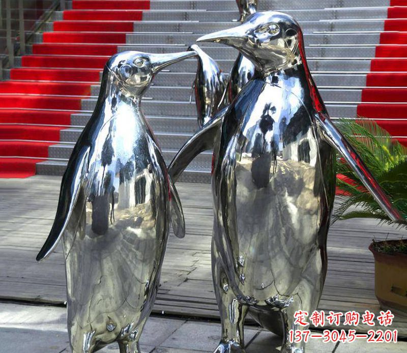 常州不锈钢企鹅雕塑传递着浓浓爱意