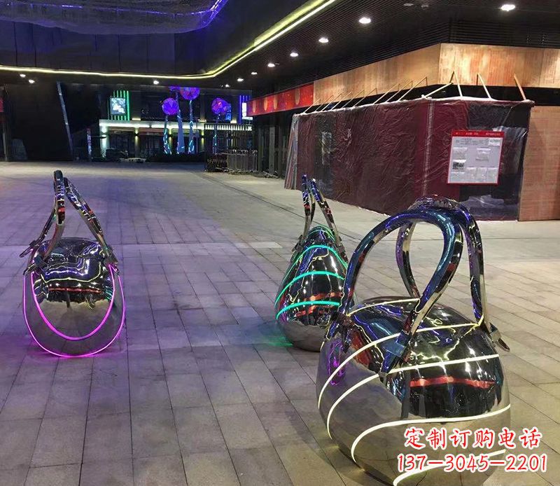 常州不锈钢手提包雕塑精美艺术品