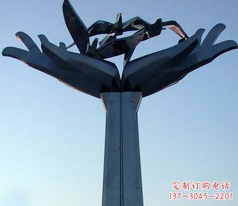 常州不锈钢手托鸽子雕塑象征着和平与爱