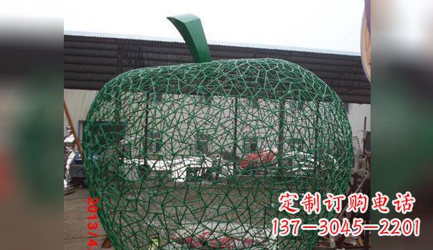 常州不锈钢网制作的苹果雕塑——精致且耐久