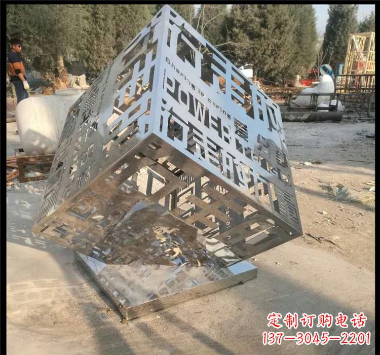 常州不锈钢艺术镂空魔方雕塑给空间带来新的灵感