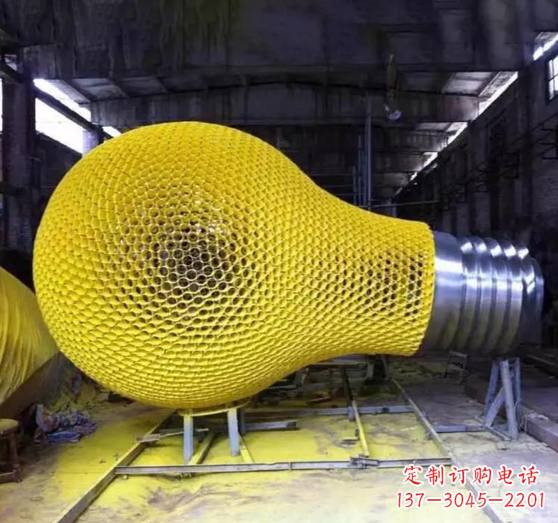 常州不锈钢灯泡雕塑精美而又抢眼