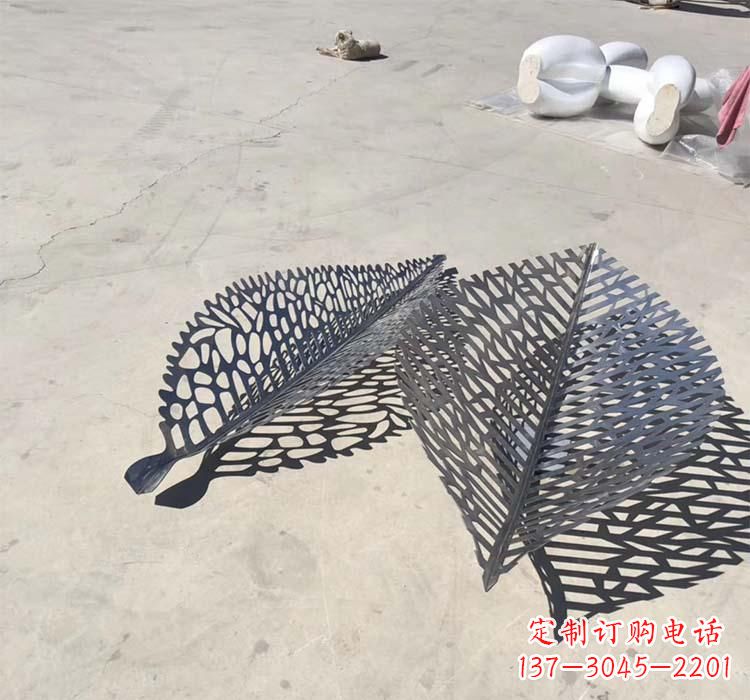 常州不锈钢园林镂空树叶雕塑给空间增添美感