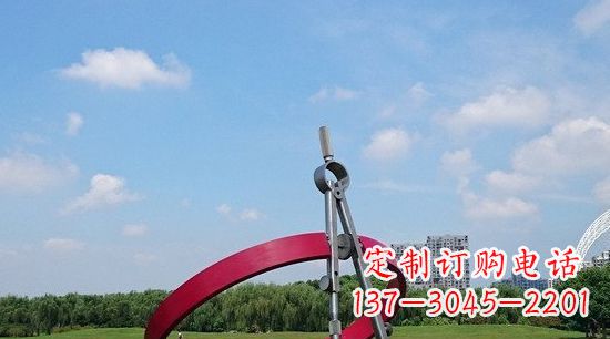 常州不锈钢圆规雕塑环绕着美景