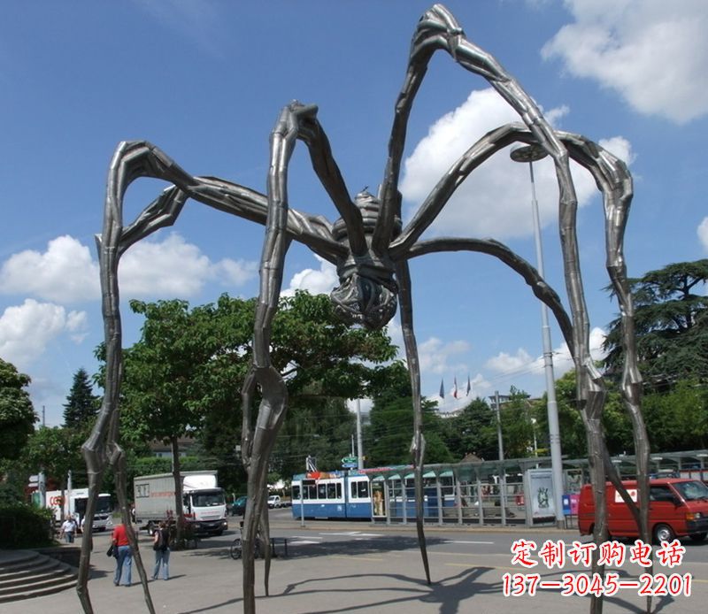 常州蜘蛛侠雕塑点缀不锈钢的景观