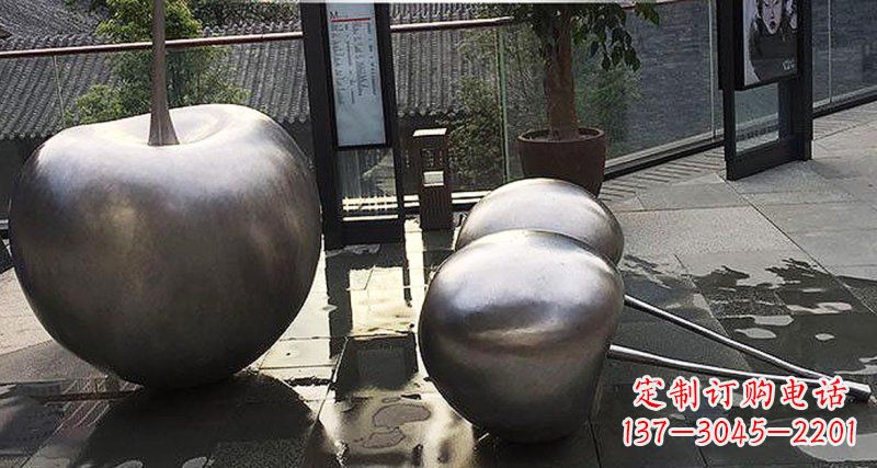 常州樱桃雕塑点缀步行街美丽景观