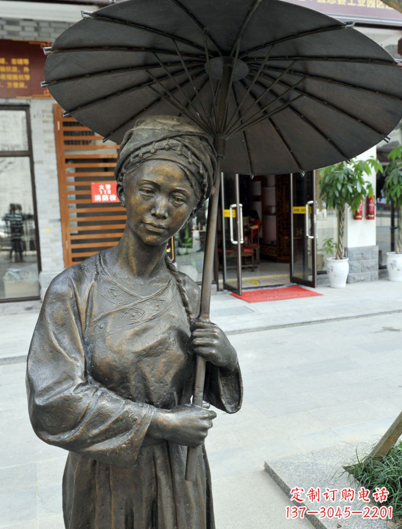 常州步行街打伞的少数民族女人人物铜雕