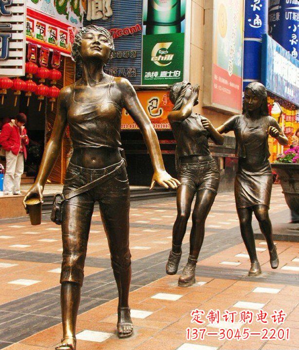 常州步行街逛街的女孩人物铜雕