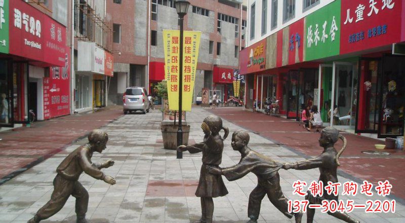 常州步行街玩老鹰捉小鸡的儿童景观铜雕