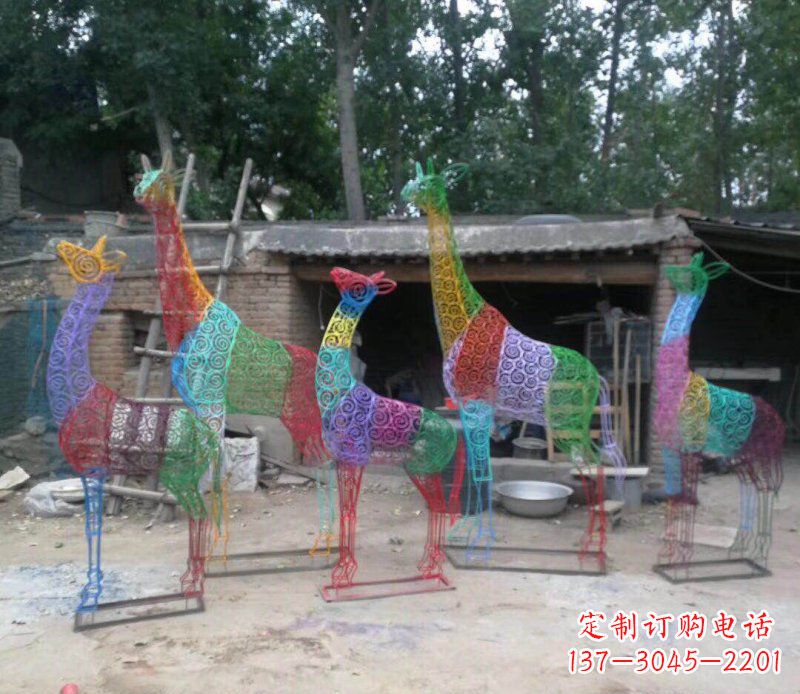 常州彩色不锈钢镂空长颈鹿雕塑它的美丽